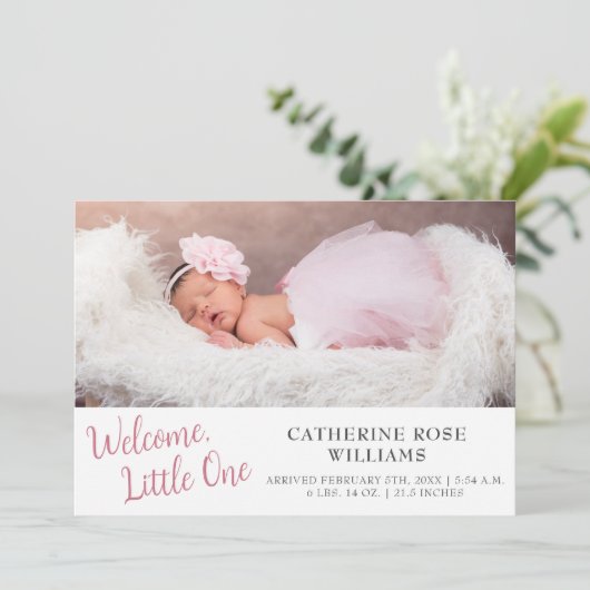 Minimalistisch modern script meisje baby geboorte aankondiging (Staand voorkant)
