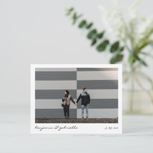 Minimalistisch modern script met foto-bruiloft aankondigingskaart (Staand voorkant)