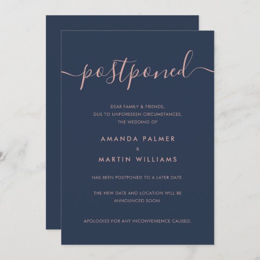 Minimalistisch modern script uitgestelde bruiloft kaart (Voorkant / Achterkant)
