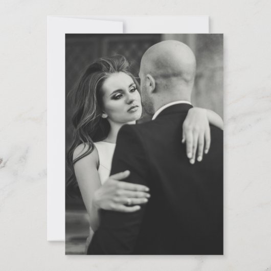 Minimalistisch modern script zwart-wit huwelijk kaart (Achterkant)