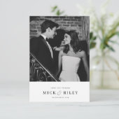 Minimalistisch modern Typografie-fotohuwelijk Bedankkaart (Staand voorkant)