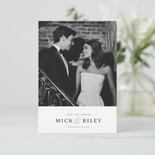 Minimalistisch modern Typografie-fotohuwelijk Bedankkaart (Staand voorkant)