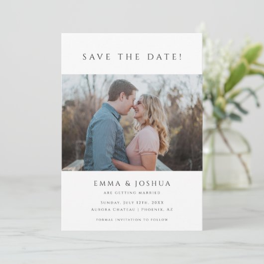 Minimalistisch & Modern Wit 2 foto bruiloft Save The Date (Staand voorkant)