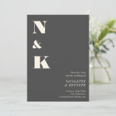 Minimalistisch modern zwart monogram huwelijk save the date (Staand voorkant)