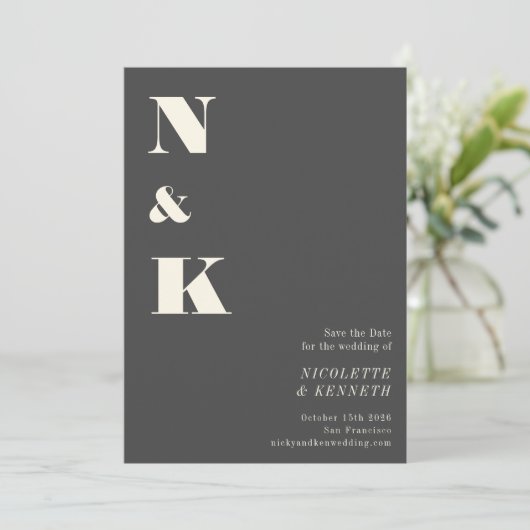 Minimalistisch modern zwart monogram huwelijk save the date (Staand voorkant)