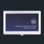 Minimalistisch monogram blauw visitekaarthouder<br><div class="desc">Verhoog uw netwerkspel met dit minimalistische hoesje van het visitekaartje met een monogram menu, naam en titel of aangepaste tekst van uw keuze. Het slanke en gesofisticeerde ontwerp maakt een verklaring van elegantie en professionalisme. Het hoesje is perfect voor het vasthouden van je visitekaartjes, creditcards of ID's. Het is compact...</div>