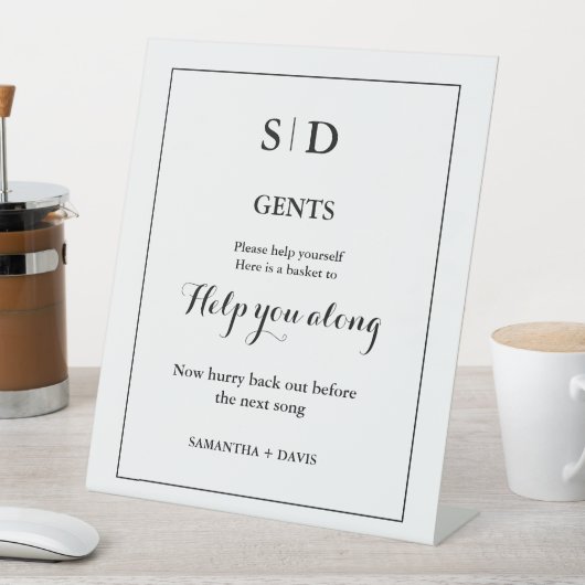 Minimalistisch Monogram Bruiloft Badkamer Mand Tek Reclamebord Met Voetstuk (Insitu)