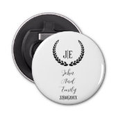 Minimalistisch monogram elegante zwart-witte bruil button flesopener (Voorkant)