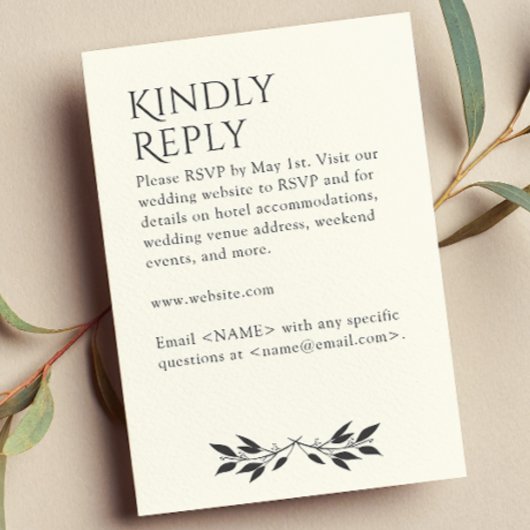 Minimalistisch monogram gestreept zacht wit RSVP kaartje