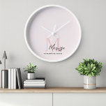 Minimalistisch Monogram Initiaal & Naam Pastel Roz<br><div class="desc">Voeg een vleugje elegantie toe aan uw huis of kantoor met onze minimalistische Monogram Initiaal & Naam Pastel Roze Wandklok. Deze chique klok heeft een slank design, gepersonaliseerd met uw initiaal en naam, waardoor het een stijlvolle en functionele toevoeging is aan elke ruimte. De zachte pastelroze achtergrond voegt een moderne...</div>