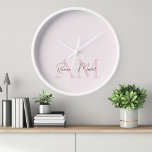 Minimalistisch Monogram Initiaal & Naam Pastel Roz<br><div class="desc">Voeg een vleugje elegantie toe aan uw ruimte met onze Minimalistic Monogram Personalized Pastel Pink Initiaal & Name Wall Clock. Met een verfijnd pastelroze ontwerp met een aanpasbaar monogram en naam combineert deze chique wandklok stijl en functionaliteit. Gemaakt van hoogwaardige materialen, biedt het nauwkeurige tijdregistratie met een strakke, moderne look...</div>