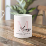 Minimalistisch Monogram Initiaal & Naam Pastel Roz Koffiemok<br><div class="desc">Geniet van uw favoriete drankje in stijl met onze minimalistische Monogram Initiaal & Naam Pastel Pink Coffee Mok. Deze elegante mok heeft een strak design gepersonaliseerd met uw initiaal en naam, geplaatst tegen een zacht pastelroze achtergrond. Gemaakt van hoogwaardig keramiek, het is perfect voor koffie, thee of elke warme drink,...</div>