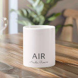 Minimalistisch Monogram Initiaal & Naam Pastel Roz Koffiemok<br><div class="desc">Begin uw dag met een vleugje elegantie met onze gepersonaliseerde Pastel Pink Monogram Coffee Mok. Met een verfijnd pastelroze ontwerp met uw aangepaste initiaal en naam, voegt deze chique keramische mok een persoonlijke flair toe aan uw koffie- of theeroutine. Perfect voor thuis, kantoor of als een doordacht cadeau, het combineert...</div>