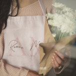 Minimalistisch Monogram Initiaal & Naam Pastel Roz Schort<br><div class="desc">Kook in stijl met onze Minimalistic Monogram Personalized Pastel Pink Initiaal & Name Schort. Dit elegante schort heeft een zacht pastelroze achtergrond met een aangepast monogram en naam, en voegt een vleugje verfijning toe aan uw keukenkleding. Gemaakt van hoogwaardige, duurzame stof, biedt het zowel comfort als bescherming tijdens het koken...</div>