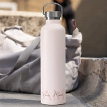 Minimalistisch Monogram Initiaal & Naam Pastel Roz Waterfles<br><div class="desc">Blijf gehydrateerd in stijl met onze minimalistische Monogram gepersonaliseerde pastel roze Initiaal & naam waterfles. Met een chique pastelroze ontwerp met een aanpasbaar monogram en naam, voegt deze elegante waterfles een persoonlijke touch toe aan uw dagelijkse hydratatieroutine. Gemaakt van hoogwaardig, BPA-vrij roestvrij staal, het houdt uw dranken urenlang warm of...</div>