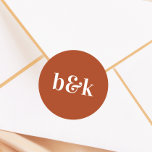 Minimalistisch monogram Initialen Terracotta Weddi Ronde Sticker<br><div class="desc">Modern,  minimaal,  minimalistisch trouwontwerp met grote,  vette letters in toonkleur: Terracotta,  roest (kleur,  lettertype,  tekst,  grootte kunnen worden gewijzigd). met datum en bruin- en groommonogrammen,  monogrammen (initialen). Stickers / zegels voor de bruidsuitnodigingen. Ideaal voor dat jonge stel voor herfst-/herfstbruiloft.</div>