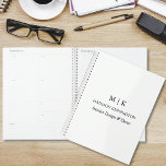 Minimalistisch monogram of Logo Business toevoegen Planner<br><div class="desc">Moderne minimalistische planner. Zwart-wit of kies uw aangepaste kleuren. Ideaal voor kleine bedrijven,  bedrijfsmerken,  zelfstandige kantoor,  online verkooporganisatie en meer. Eenvoudig aan te passen met uw monogram-initialen,  bedrijfsnaam en -informatie,  taaktitel,  slogan of zelfs uw eigen logo- of merkontwerp toe te voegen.</div>