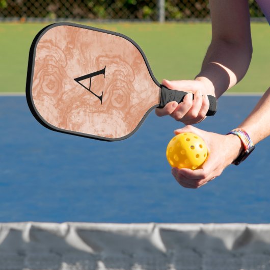 Minimalistisch Monogram Oranje Houtkorrel Pickleball Paddle (Insitu)