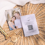 Minimalistisch Monogram QR Code Foto Huwelijk RSVP Informatiekaartje<br><div class="desc">Een elegante RSVP-behuizingskaart die past bij ons Minimalistisch Monogram Photo Formal Wedding collectie. Dit ontwerp is voorzien van een aangepaste bruiloft monogram aan de bovenkant van de kaart. Het monogram combineert de initialen van de namen van het paar met een rustieke handgetekende bladtakillustratie. Er is een QR-code voor RSVP online...</div>