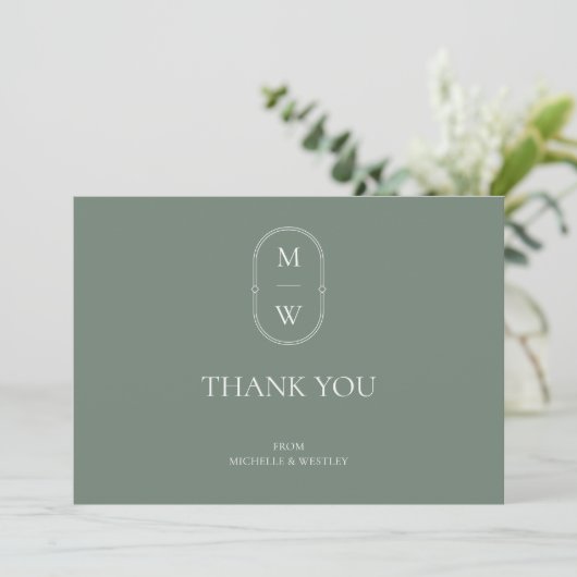 Minimalistisch Monogram Sage Green Wedding Bedankkaart (Staand voorkant)