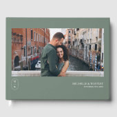 Minimalistisch Monogram Sage Groene Bruiloft Foto Gastenboek (Voorkant)