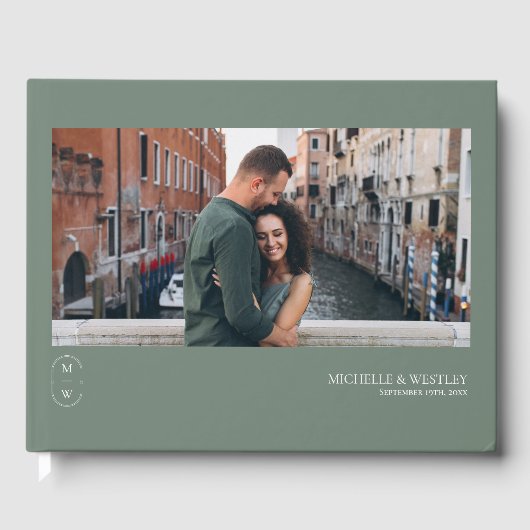 Minimalistisch Monogram Sage Groene Bruiloft Foto Gastenboek (Voorkant)