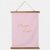 Minimalistisch monogram schrift roze hangend wandkleed (Voorkant)
