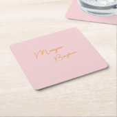 Minimalistisch monogram schrift roze kartonnen onderzetters (Schuin)