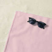 Minimalistisch monogram schrift roze strandlaken (In situ)