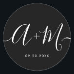 Minimalistisch Monogram Script Aangepaste trouwdat Ronde Sticker<br><div class="desc">Verhoog uw huwelijksdetails met de Minimalist Monogram Script Custom Wedding Date Sticker witte tekst op zwart. Deze elegante en gepersonaliseerde sticker voegt een vleugje sophisticatie toe aan uw huwelijksbriefpapier, zodat u uw monogram en trouwdatum op een eenvoudige maar impactvolle manier kunt laten zien. De sticker heeft een minimalistisch script ontwerp...</div>
