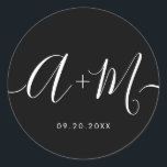 Minimalistisch Monogram Script Aangepaste trouwdat Ronde Sticker<br><div class="desc">Verhoog uw huwelijksdetails met de Minimalist Monogram Script Custom Wedding Date Sticker witte tekst op zwart. Deze elegante en gepersonaliseerde sticker voegt een vleugje sophisticatie toe aan uw huwelijksbriefpapier, zodat u uw monogram en trouwdatum op een eenvoudige maar impactvolle manier kunt laten zien. De sticker heeft een minimalistisch script ontwerp...</div>