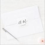 Minimalistisch Monogram Script Aangepaste trouwdat Vierkante Sticker<br><div class="desc">Verhoog uw trouwgegevens met de Minimalist Monogram Script Custom Wedding Date Sticker. Deze elegante en gepersonaliseerde sticker voegt een vleugje verfijning toe aan uw huwelijksbriefpapier, zodat u uw monogram en trouwdatum op een eenvoudige maar impactvolle manier kunt laten zien. De sticker heeft een minimalistisch scriptontwerp dat tijdloze elegantie uitstraalt. Uw...</div>