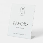Minimalistisch Monogram Zwart-wit bruiloft gunst Reclamebord Met Voetstuk (Voorkant)
