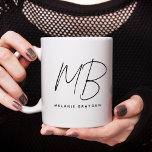 Minimalistisch Monogram Zwart-wit Naam Koffiemok<br><div class="desc">Een minimalistische en moderne mok in zwart-wit. Het bevat een combinatie van script en serif lettertype voor de namen. Perfect als cadeau op maat.</div>