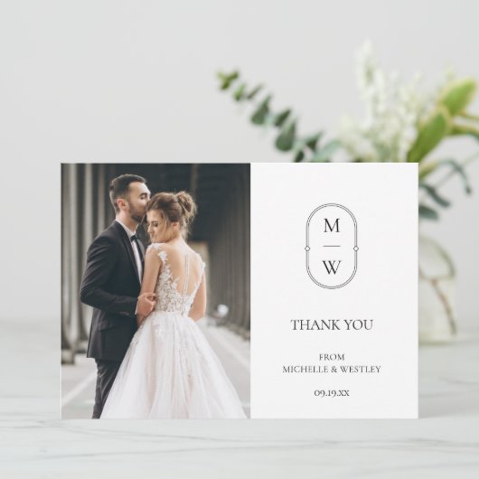 Minimalistisch Monogram Zwart-wit trouwfoto Bedankkaart (Staand voorkant)