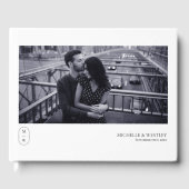Minimalistisch Monogram Zwart-wit trouwfoto Gastenboek (Voorkant)