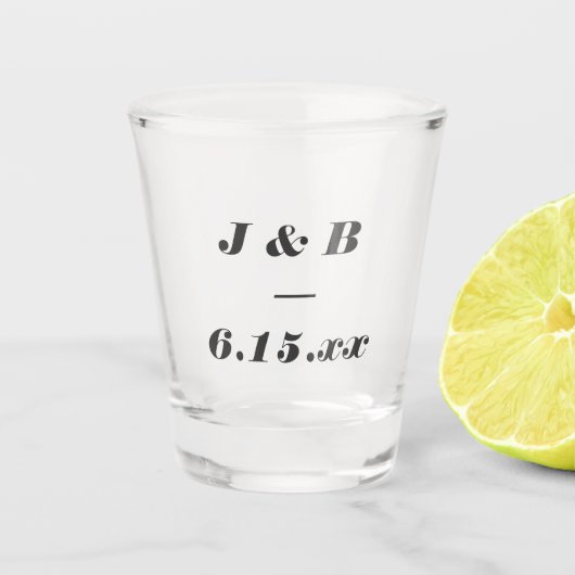 Minimalistisch Monogram Zwarte Trouw Favor Shot Glas (Voorkant)