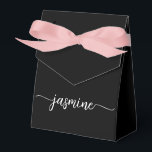 Minimalistisch naamscript voor Clean Black Monogra Bedankdoosjes<br><div class="desc">Eenvoudig Schone Minimalistisch Meisjes Zwart Monogram Naam Handtekening Manuscript Aangepaste Aangepaste Veerbox. Dit ontwerp met uw voornaam in een handgeschreven stijl met letters en tekentypografie van de staartstaart (of calligrafie) in wit op zwarte kleur achtergrond. Deze stijlvolle, vrouwelijke cadeaudozen zijn geweldig voor het uitdelen, cadeautjes, gastcadeautjes en cadeautjes tijdens een...</div>