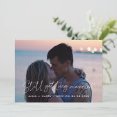 Minimalistisch nog steeds trouwen met huwelijksupd aankondiging (Staand voorkant)