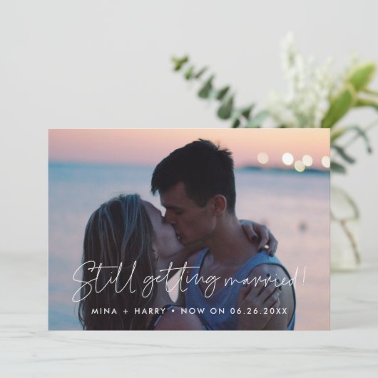 Minimalistisch nog steeds trouwen met huwelijksupd aankondiging (Staand voorkant)