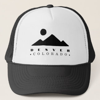 Minimalistisch ontwerp met bergsilhouet bij zonson trucker pet
