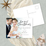 Minimalistisch Onze Eerste Kerstmis Mr. Mrs. Foto Feestdagenkaart<br><div class="desc">Minimalistisch Onze Eerste Kerstmis als Mr en Mrs Foto. Geweldig om uw 1e getrouwde kerst te vieren, samen met uw feestelijke wensen. Een speels setscript voor Onze Eerste Kerstmis en de rest van de tekst is gemakkelijk te personaliseren. Vervang de voorbeeldfoto door uw eigen favoriet. Een laag met verloopbedekking bevindt...</div>
