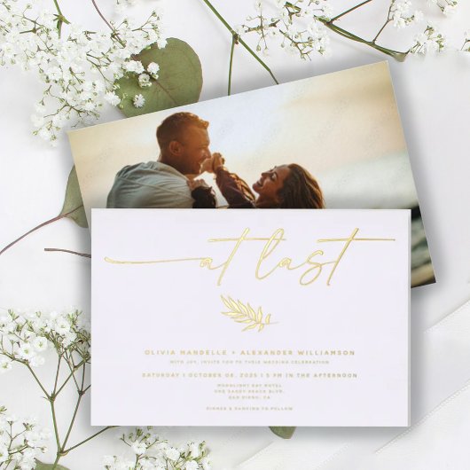 Minimalistisch op laatste bruiloft foto echt folie uitnodiging