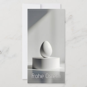 Minimalistisch Pasen ei op modern podium
