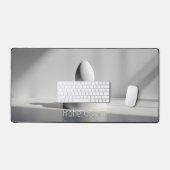 Minimalistisch Pasen ei op modern podium Bureaumat (Keyboard & Muis)