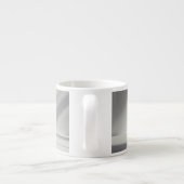 Minimalistisch Pasen ei op modern podium Espresso Kop (Achterkant)
