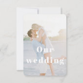 Minimalistisch pastelblauw paar foto & QR code ont RSVP Kaartje (Achterkant)