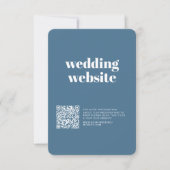 Minimalistisch pastelblauw paar foto & QR code ont RSVP Kaartje (Voorkant)