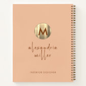 Minimalistisch peach en goudmonogram met linkerhan notitieboek (Achterkant)