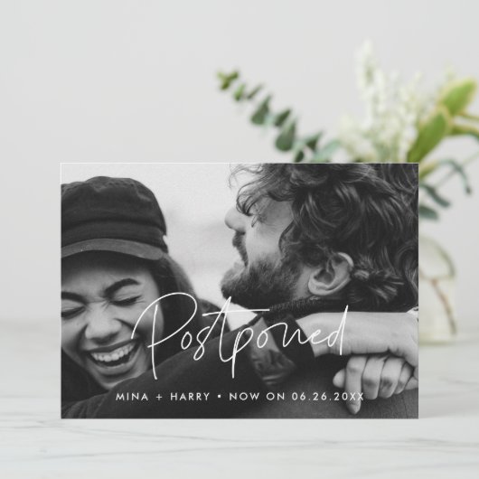 Minimalistisch Postponed bruiloft update foto Aankondiging (Staand voorkant)